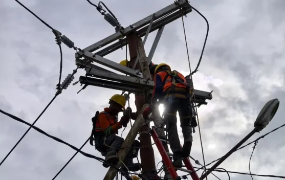 Ilustrasi pemadaman listrik dan petugas PLN memberi bantuan kepada pelanggan