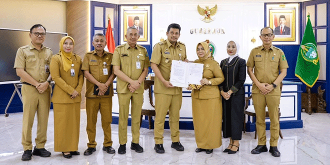 Tiorita Surbakti menerima SK Plt Bupati dari Gubernur Sumut di Kantor Gubernur Medan