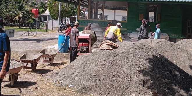 Warga bergotong royong membangun jalan lingkungan menuju Dayah Tarbiyyatul Muridin