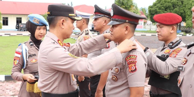 Personel Polres Aceh Singkil saat upacara kenaikan pangkat di Lapangan Presisi Mapolres
