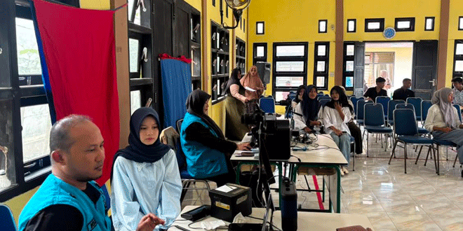 Warga mengantre layanan jemput bola Disdukcapil di Kecamatan Lhoong, Aceh Besar