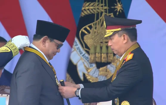 Upacara penyerahan Medali Loka Praja kepada Presiden Prabowo di Satlat Brimob Cikeas