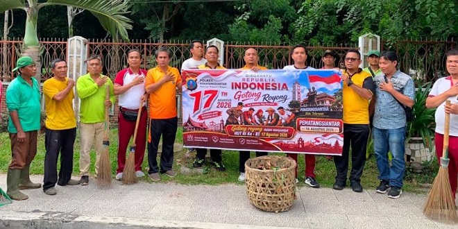 Sat Reskrim dan Dinas Lingkungan Hidup membersihkan trotoar dan membabat rumput di Jl. Sangnaualuh, Pematangsiantar