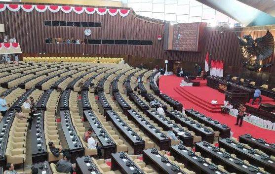Ruang sidang parlemen dipersiapkan untuk Sidang Tahunan MPR dan Sidang Bersama DPR-DPD