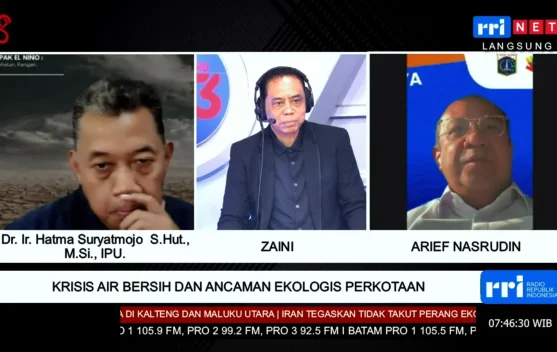Warga menampung air di rumah saat krisis pasokan air bersih