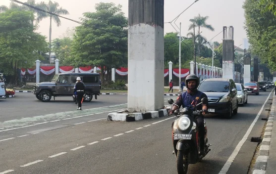 Kendaraan dan petugas kepolisian di sekitar Kompleks Parlemen Senayan menjelang sidang
