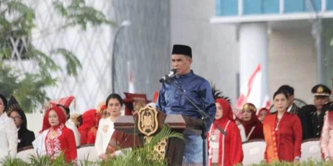Kakan Kemenag Medan memimpin doa pada upacara HUT RI ke-81 di Lapangan Merdeka Medan