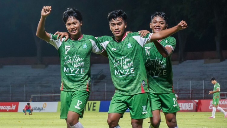 Banteng Jawa Timur rayakan kemenangan 6-0 atas Banteng Kaltim di Stadion Gelora 10 November