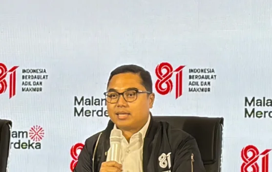 Panggung perayaan Malam Merdeka HUT ke-81 RI dengan penonton dan dekorasi kemerdekaan