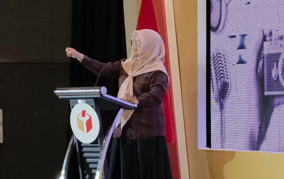 Anggota Bawaslu Lolly Suhenty berbicara dalam acara evaluasi kebijakan publikasi di Surabaya
