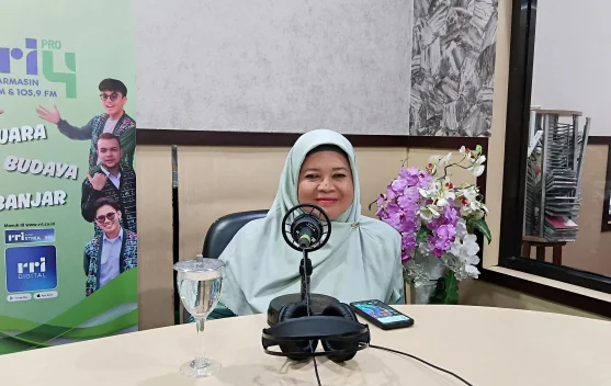 Pelaku UMKM menata produk kemasan di meja kerja untuk pemasaran digital