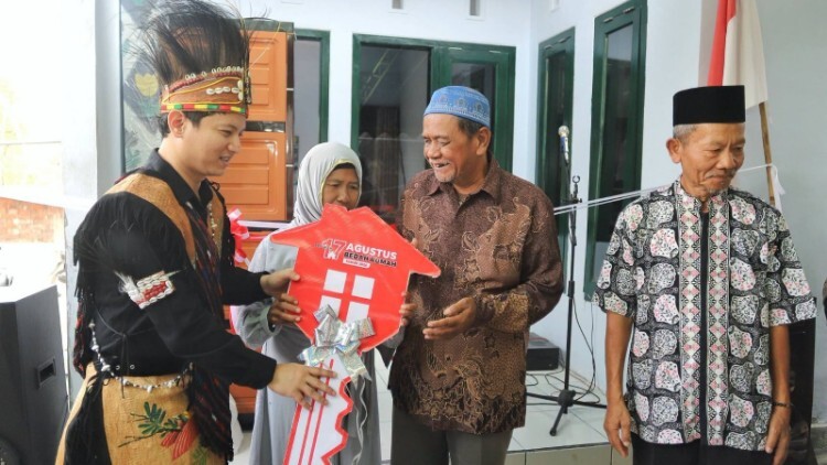 Bupati Trenggalek menyerahkan kunci rumah hasil program bedah rumah kepada warga