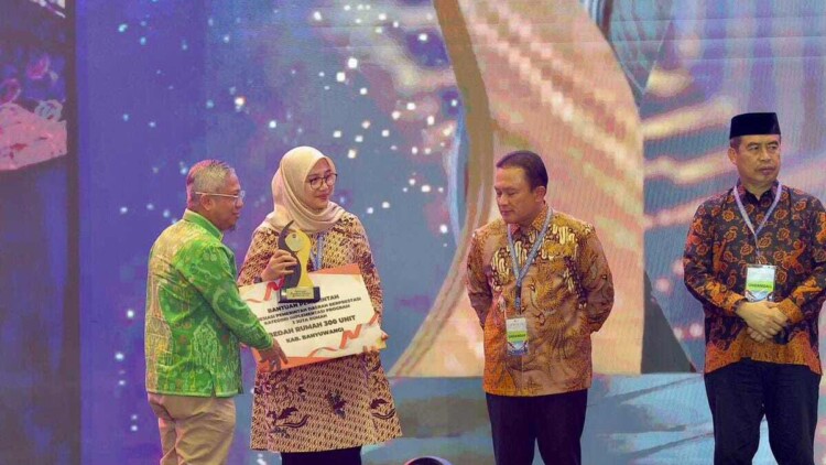 Bupati Ipuk Fiestiandani menerima penghargaan Program 3 Juta Rumah dan pengumuman tambahan bedah rumah