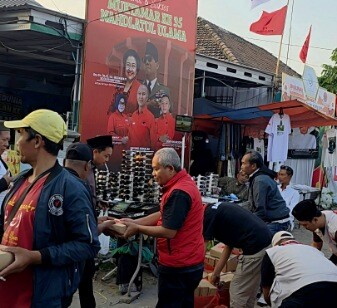 Relawan Posko Baguna PDIP Jatim membagikan paket makanan di Pondok Pesantren Bahrul Ulum Tambakberas