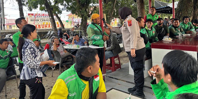 Polisi dan Polwan membagikan makanan di Warung Polri Presisi Rantauprapat