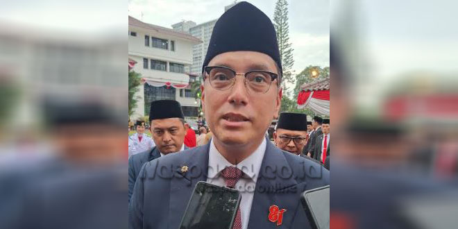 Petugas menyalurkan bantuan material dan sembako untuk korban angin puting beliung di Medan