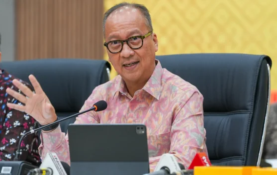 Ilustrasi pabrik pupuk dan pengujian laboratorium untuk memastikan mutu produk