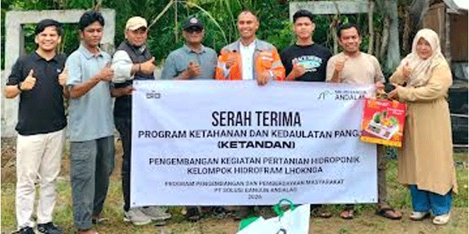 Penyerahan program ketahanan pangan PT Solusi Bangun Andalas kepada petani di Lhoknga