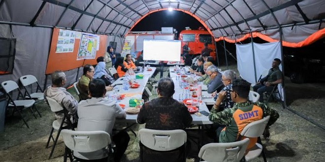 Personel BPBD dan Damkar membersihkan pohon tumbang di Aceh Besar pasca angin kencang