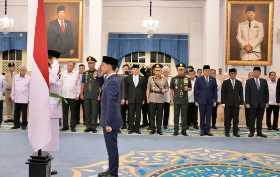 Wapres Gibran menyematkan lencana kepada anggota Paskibraka di Istana Negara