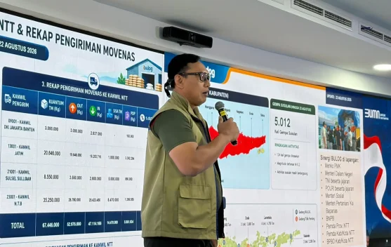 Gudang beras BULOG dan truk pengiriman untuk bantuan darurat NTT