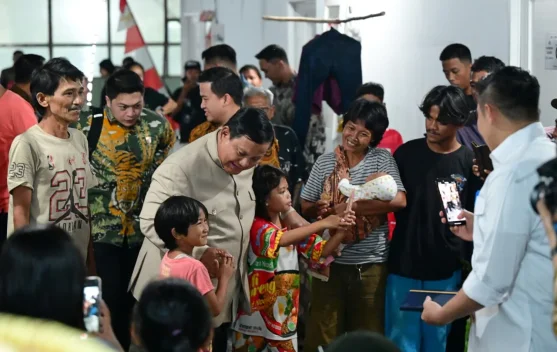 Presiden Prabowo meninjau hunian relokasi eks bantaran rel di Kramat Jati