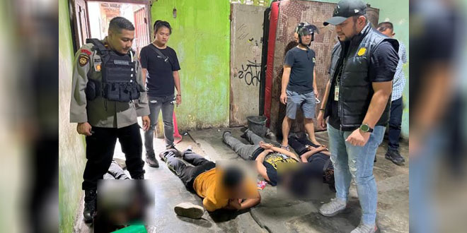 Polisi berjaga di lokasi penggerebekan narkoba di Jalan Mangkubumi Medan