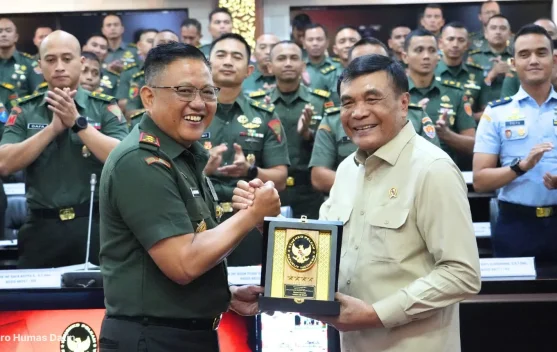 Menko Polkam Djamari Chaniago memberi pembekalan kepada Perwira Siswa SeskoAD di Bandung