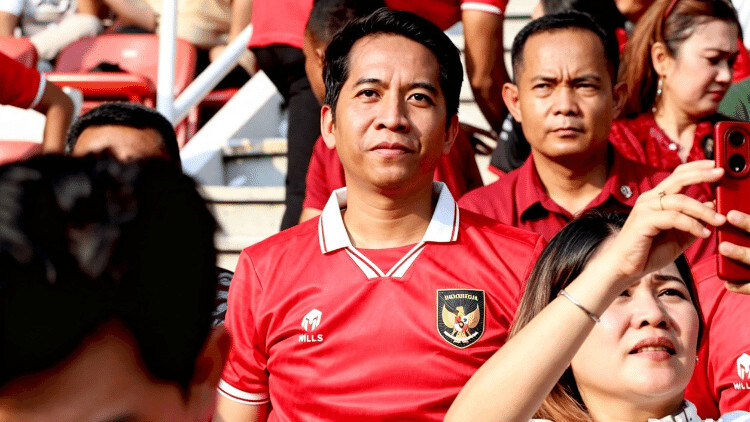 Wasit perempuan memimpin pertandingan sepak bola usia U-17 di stadion