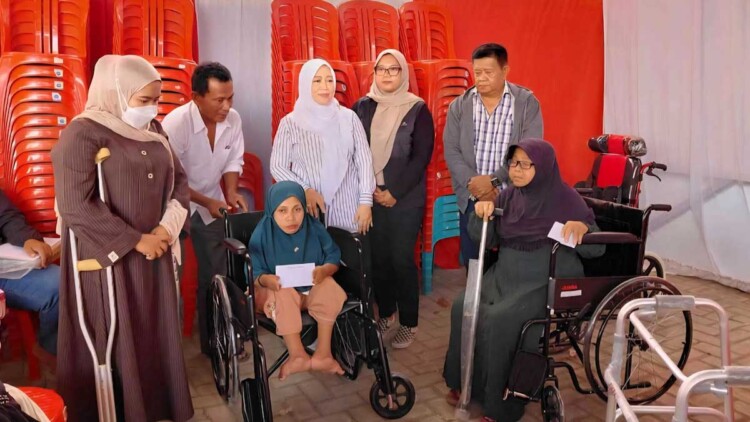Penyerahan alat bantu fisik untuk penyandang disabilitas di Pamekasan