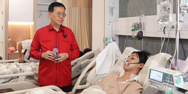 Hasyim serahkan bantuan tunai kepada keluarga korban kebakaran di Bingkarung, Medan
