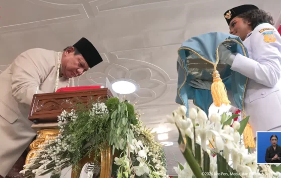 Presiden Prabowo memimpin upacara penurunan bendera di Istana Merdeka, Jakarta