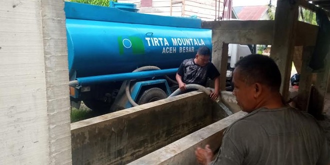 Koordinator Lapangan PDAM Tirta Mountala Ir Salman meninjau distribusi air