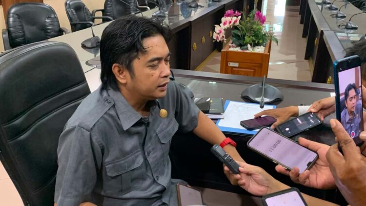 Rapat DPRD Jember membahas anggaran banner sebesar Rp4,46 miliar
