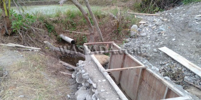 Petani berdiskusi dekat saluran irigasi di Aceh Tenggara