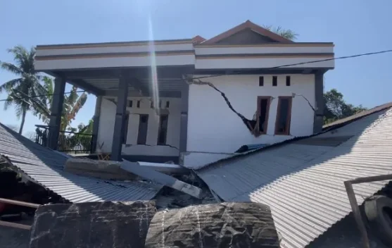 Rumah rusak akibat gempa di Nusa Tenggara Timur