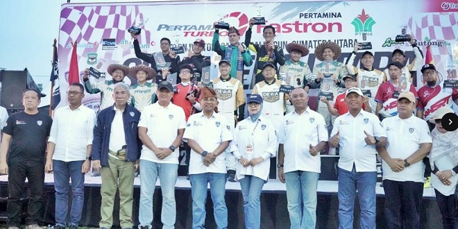 Bupati Anton memberi ucapan selamat kepada para juara APRC 2026 putaran 3 di Sidamanik