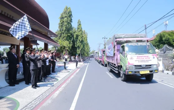 Truk logistik bantuan Polri berangkat menuju Flores pasca-gempa pada 17 Agustus 2026