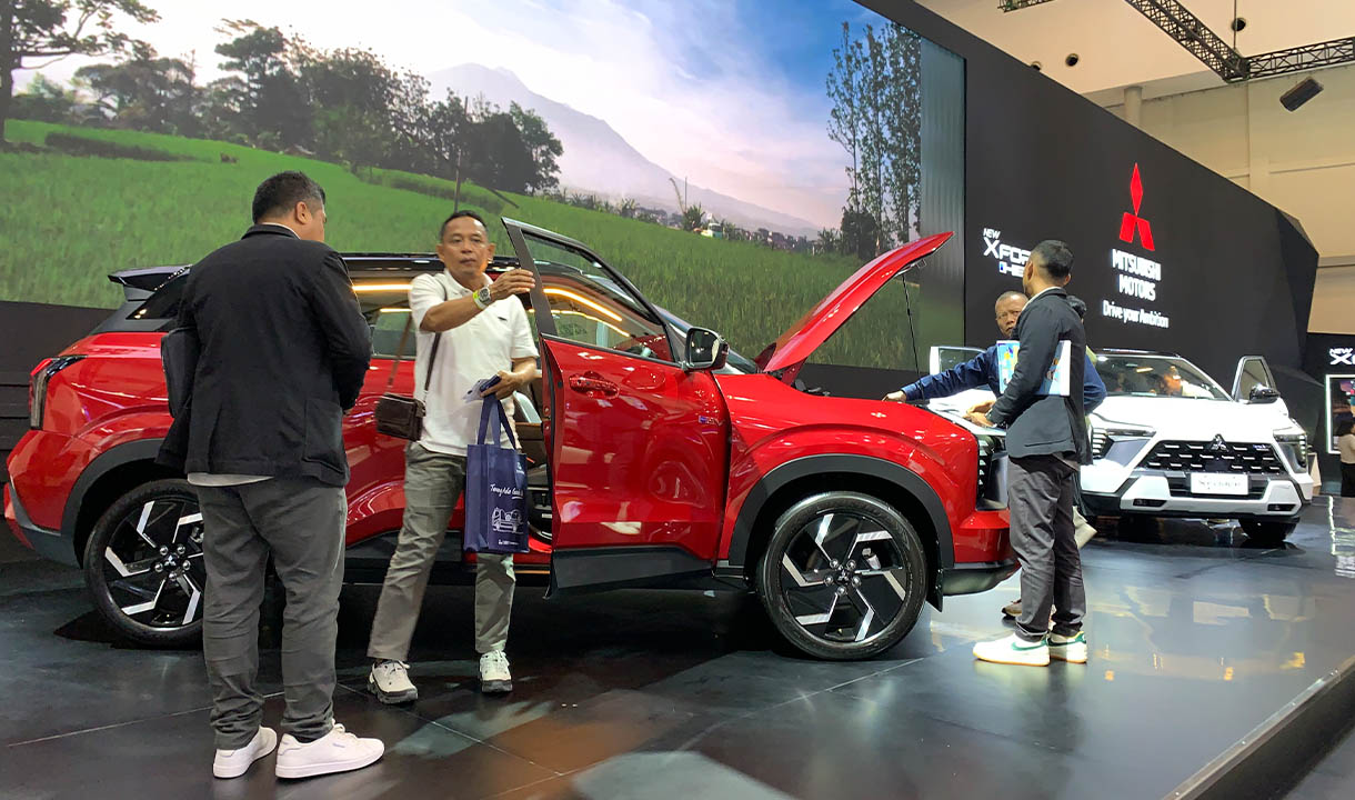 Booth Mitsubishi Motors di GIIAS 2026 menampilkan promo cashback dan lucky dip