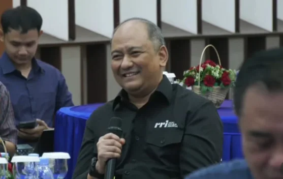 Ilustrasi jaringan RRI dan kreator digital berkumpul mendukung ekosistem kreatif nasional