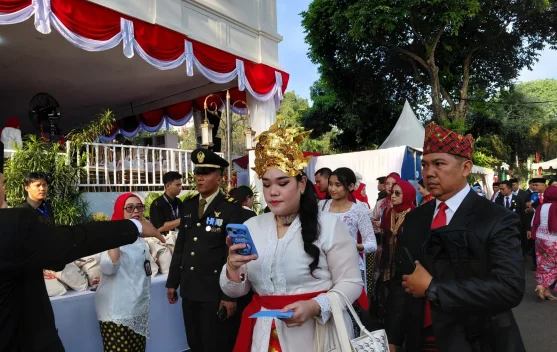 Antrean dan perjuangan masyarakat mendapatkan tiket undangan upacara HUT ke-81 di Istana Merdeka