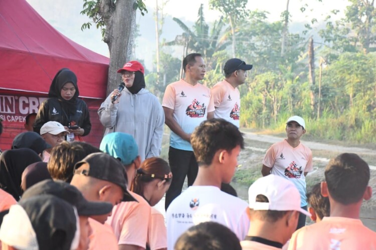 Peserta Rejotangan Fun Trail Run di lereng Gunung Gamping, Tulungagung