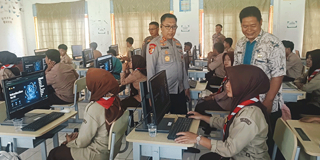 Kapolres Dodi Yulianto saat sosialisasi literasi digital di SMKN 1 Barumun