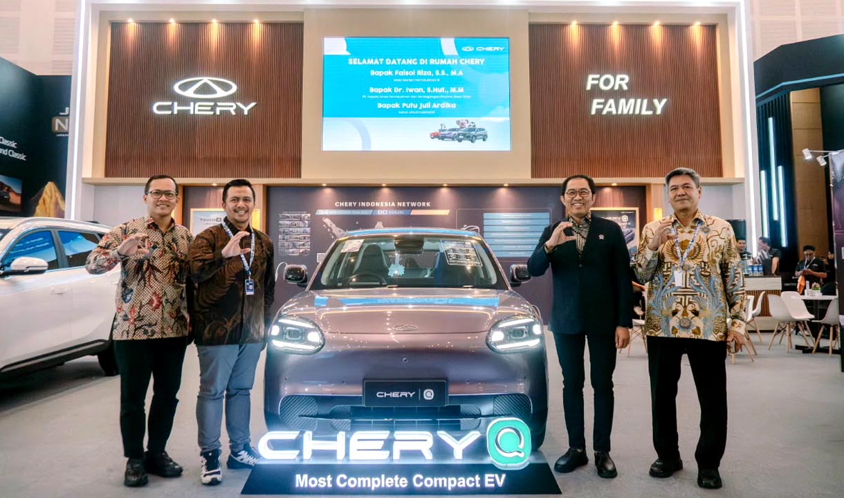 Booth Chery di GIIAS Surabaya 2026 menampilkan Chery Q dan model elektrifikasi lainnya