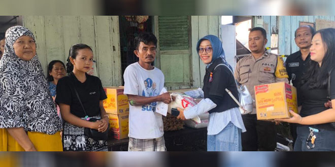Penyerahan bantuan sembako untuk korban tanah longsor di Siantar Martoba