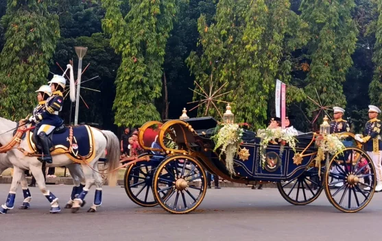 Kereta kencana Garuda Prabayeksa membawa Bendera Pusaka menuju Monas pada peringatan HUT ke-81