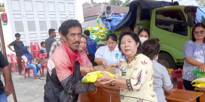 Aktivitas pasar Gerakan Pangan Murah di Sumatera Utara, pedagang menawarkan bahan pokok murah