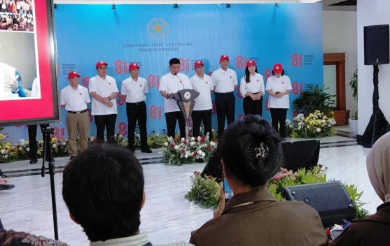 Kerumunan warga di depan Istana Merdeka saat upacara bendera