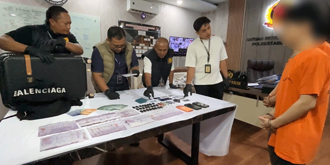 Petugas memeriksa barang bukti vape narkoba hasil tangkapan di Medan