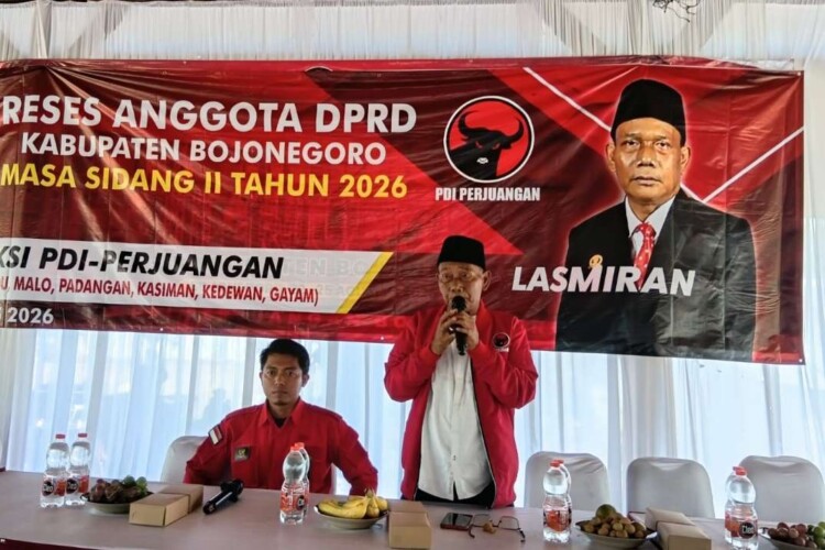 Warga Kasiman menyampaikan aspirasi saat reses DPRD Kabupaten Bojonegoro